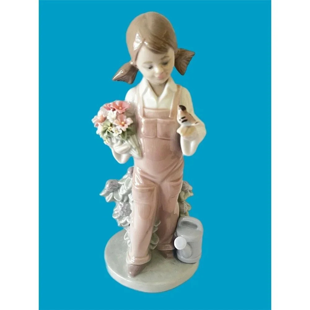 LLADRO “SPRING GIRL” PORCELAIN FIGURINE #5217 RETIRED- MINT New In Box.